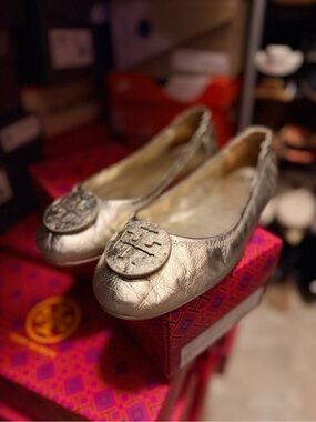 Tory Burch Metallic Gold Leather Logo Ballet Flats in Gold